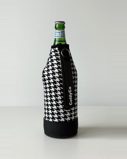 ColdyCo Houndstooth neoprene sleeve with wrist strap on a 1-liter glass bottle